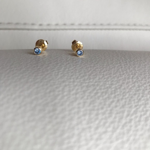 SOLD - 💕Host Pick💕2/18$ purchase Gold earrings with white stone - Picture 4 of 6